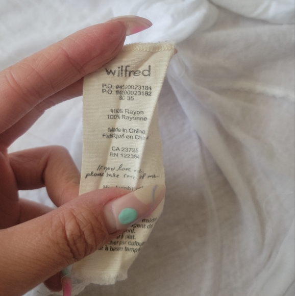 Aritzia Wilfred | V Neck Tee - Size XXS - Picture 6 of 6